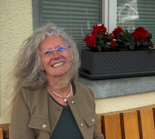 Dr Anne Elliott